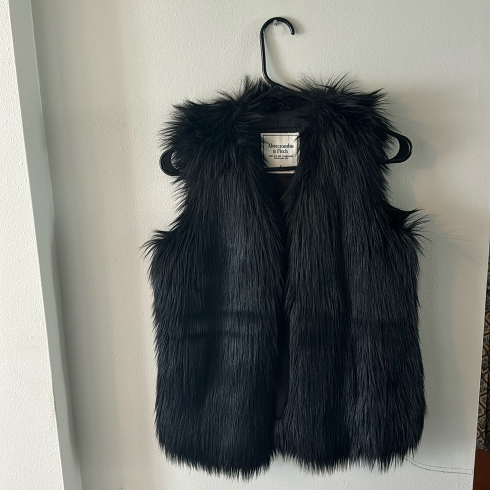 Size small Abercrombie & Fitch faux fur vest. Worn once, perfect condition!
